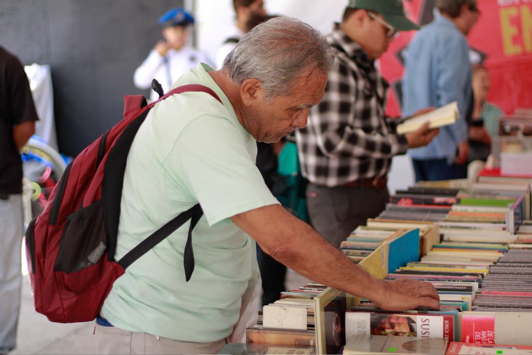 Visitante revisa libros durante el 22º Gran Remate de Libros, Discos y Películas en el Monumento a la Revolución